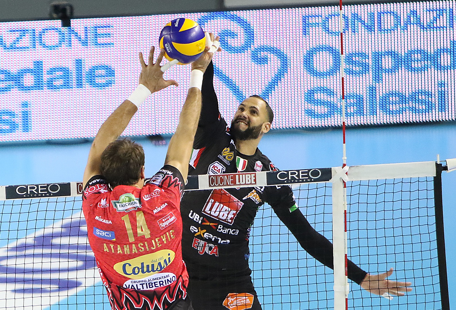 Przed KMŚ: Pojedynek na szczycie - Lube liderem