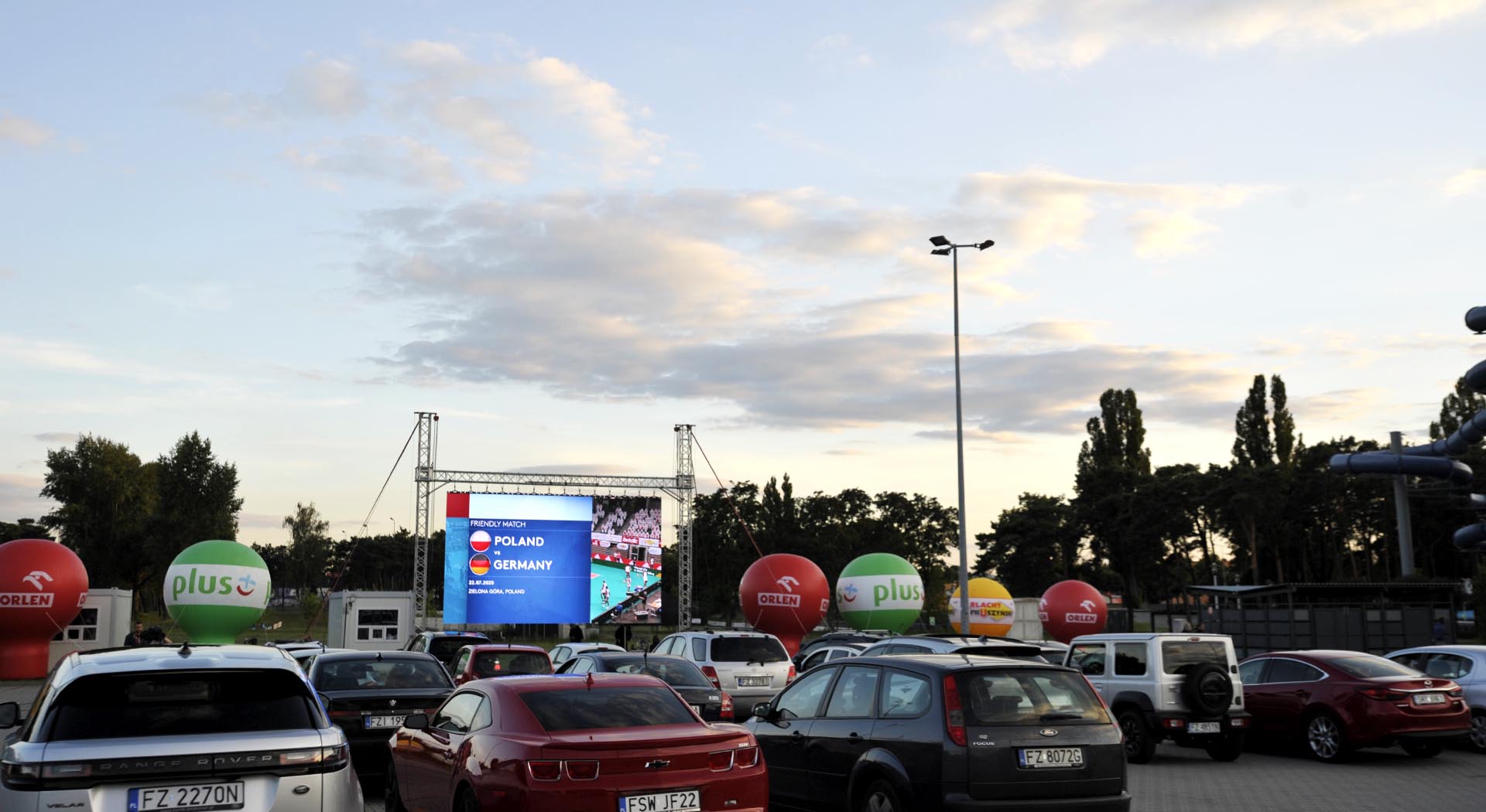 Mecz z Niemcami w kinie samochodowym