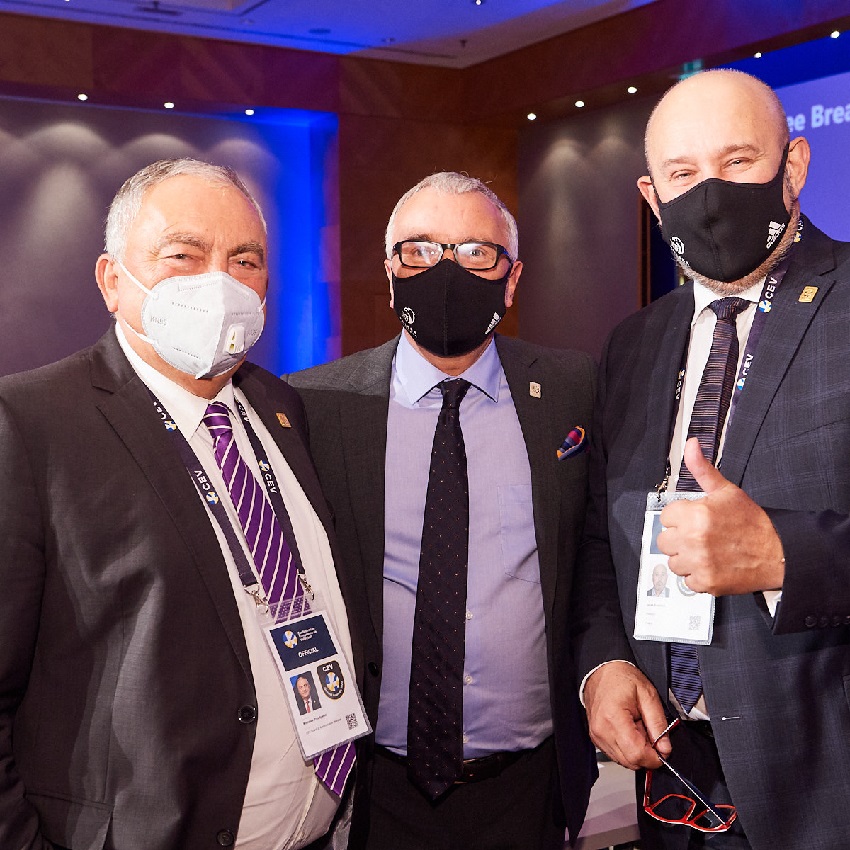 Polska delegacja na Walne Zgromadzenie Wyborcze CEV w Wiedniu: od lewej - Mirosław Przedpełski, Wojciech Czayka i prezes PZPS Jacek Kasprzyk