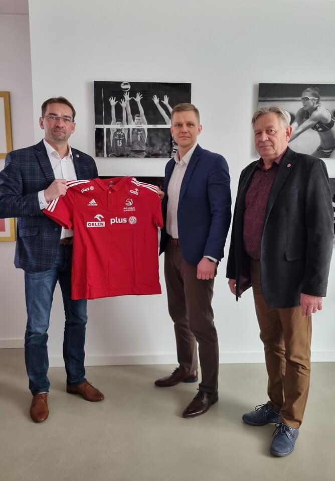 Bartłomiej Piekarczyk - nowy trener żeńskiej reprezentacji Polski do lat 21 z prezesem PZPS Sebastianem Świderskim i wiceprezesem Andrzejem Lemkiem