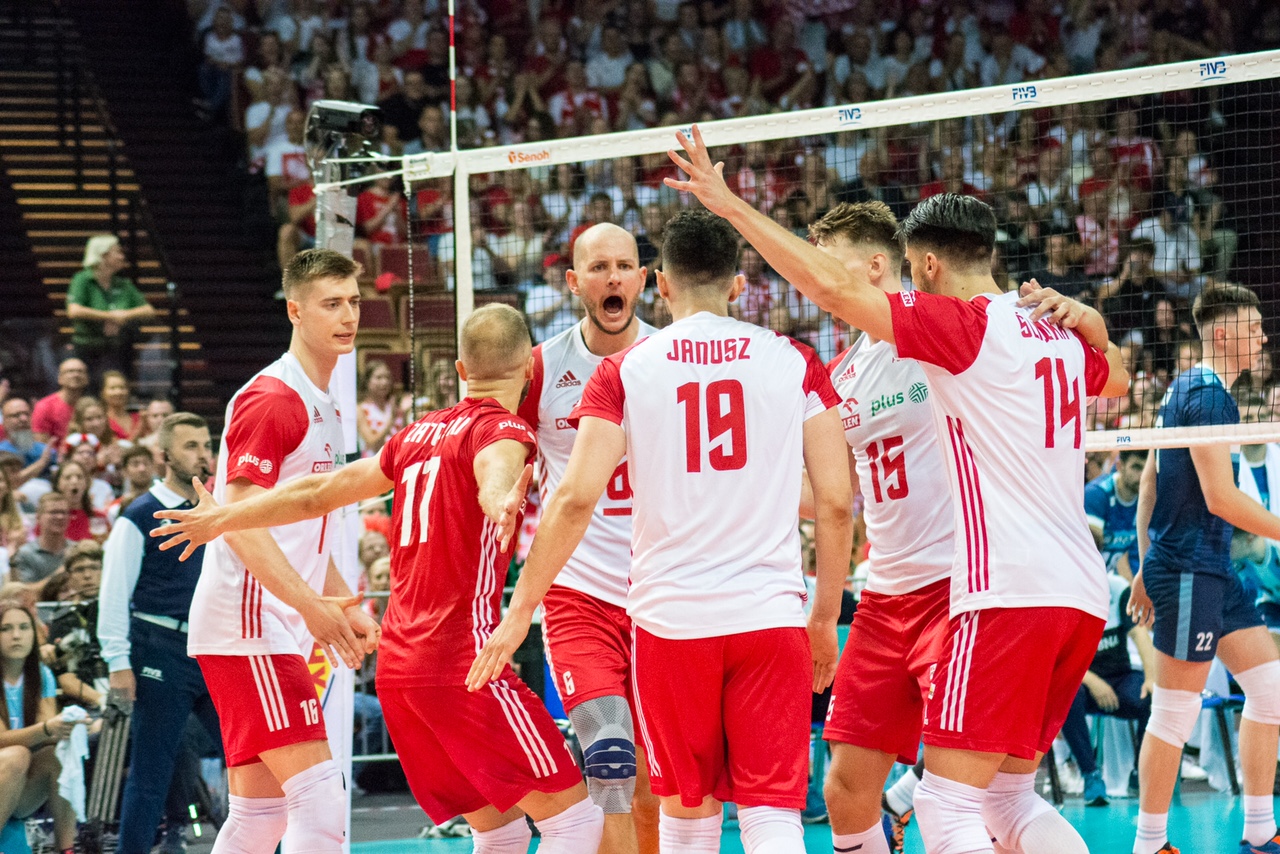 Plus, dumny sponsor Polskiej Siatkówki, kibicuje Biało-Czerwonym i rozdaje GB za wygrane sety!