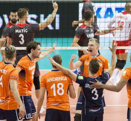 Turkey serve four-setter upset on first day of #EuroVolleyM in Pool D 