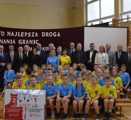 Inauguracja dziecięcej „plażówki” w Sulejowie. 