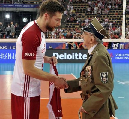 Weteran wojenny, kpt. Jerzy Włodzimierz Stawski ps. Lubicz na meczu w Atlas Arenie