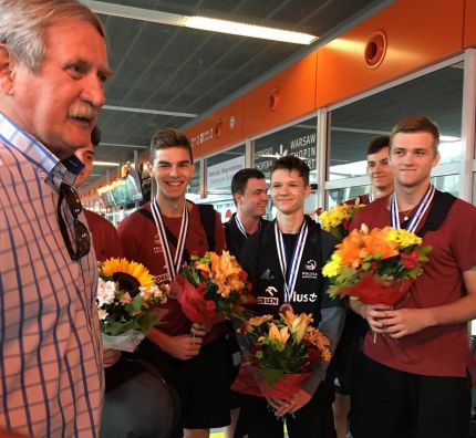 polscy-minikadeci-przywitani-na-lotnisku