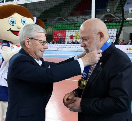 Waldemar Sagan z medalem 90-lecia PZPS