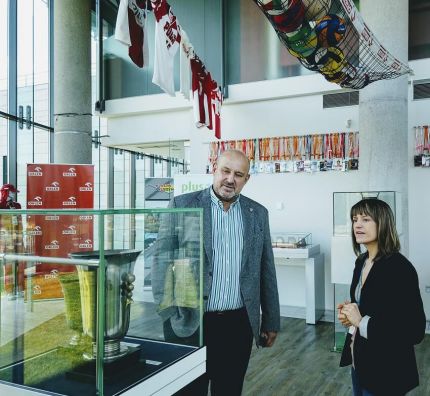  Jacek Kasprzyk – prezes Polskiego Związku Piłki Siatkowej, Marta Marek – Muzeum Sportu i Turystyki w Warszawie na wystawie "Gramy o medale"