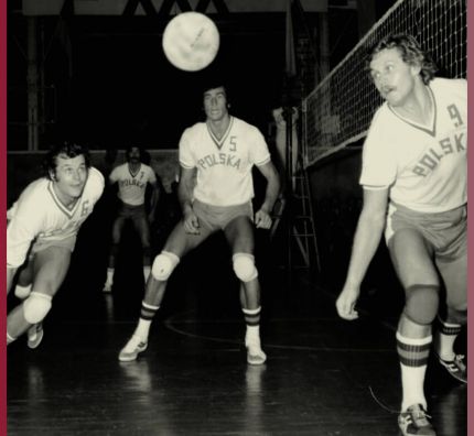 Akcja pod siatką - siatkarze reprezentacji Polski Ryszard Bosek i Wiesław Gawłowski, mecz Polska - Ukraina, hala Gwardii 1975