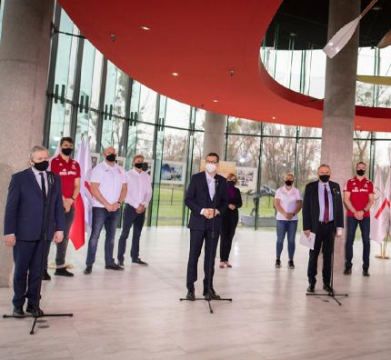 Premier Mateusz Morawiecki z przedstawicielami polskiego sportu w Centrum Olimpijskim PKOl