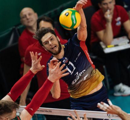 ZAKSA Kędzierzyn-Koźle w hali w Nowosybirsku. Atakuje Aleksander Śliwka, z tyłu Michał Chadała