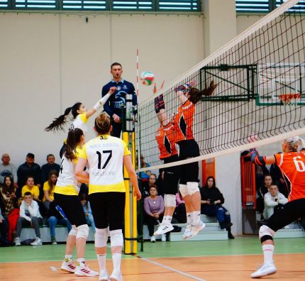 II liga siatkarek: I dzień turnieju w Mogilnie