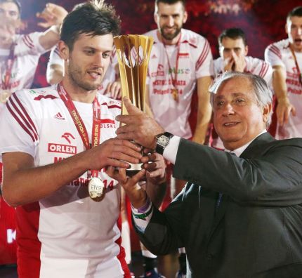 Michał Winiarski odbiera puchar za mistrzostwo świata w 2014 roku