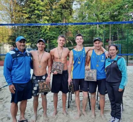 Zbiórka na wyjazd na ME U22 dla ukraińskich siatkarzy plażowych