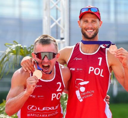  Polacy z brązowymi medalami na plaży w Wilanowie