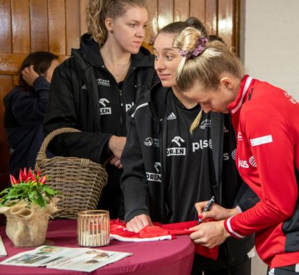 Siatkarki złożyły hołd polskim spadochroniarzom
