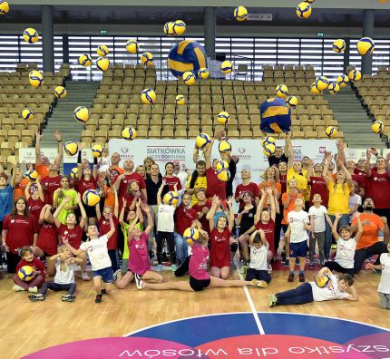 Dzieciaki i ich rodzice wspólnie trenowały w Bydgoszczy. Siatkówka znów połączyła pokolenia!