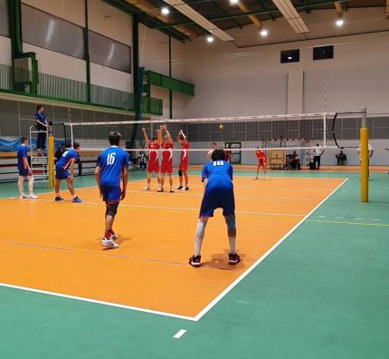 Siatkarska młodzież gra w Policach