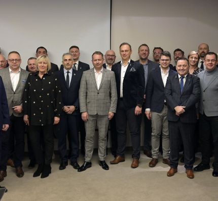 Ludzie Polskiej Ligi Siatkówki z medalami i odznakami Ministra Sportu i Turystyki