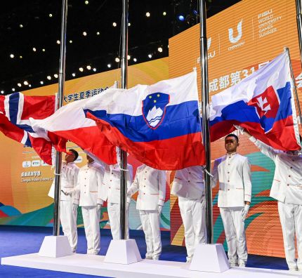 Polska flaga już powiewa na maszcie w wiosce uniwersjadowej w Chengdu! 