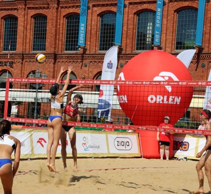 Manufaktura szczęśliwa dla ośmiu par eliminacji Plaży Open