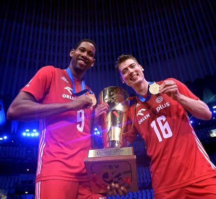 Wilfredo Leon i Kamil Semeniuk z Superpucharem Włoch