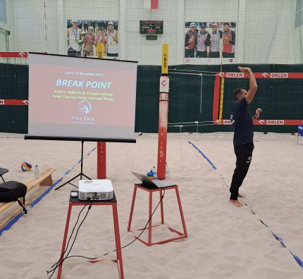 Dwudniowe szkolenie PZPS dla trenerów siatkówki plażowej w Spale (WIDEO)