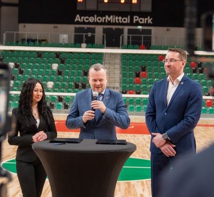 Briefing prasowy z udziałem Arkadiusza Chęcińskiego, prezydenta Sosnowca, Sebastiana Świderskiego, prezesa Polskiego Związku Piłki Siatkowej oraz Kariny Skowronek, prezes Zagłębiowskiego Parku Sportowego zarządzającego ArcelorMittal Park.